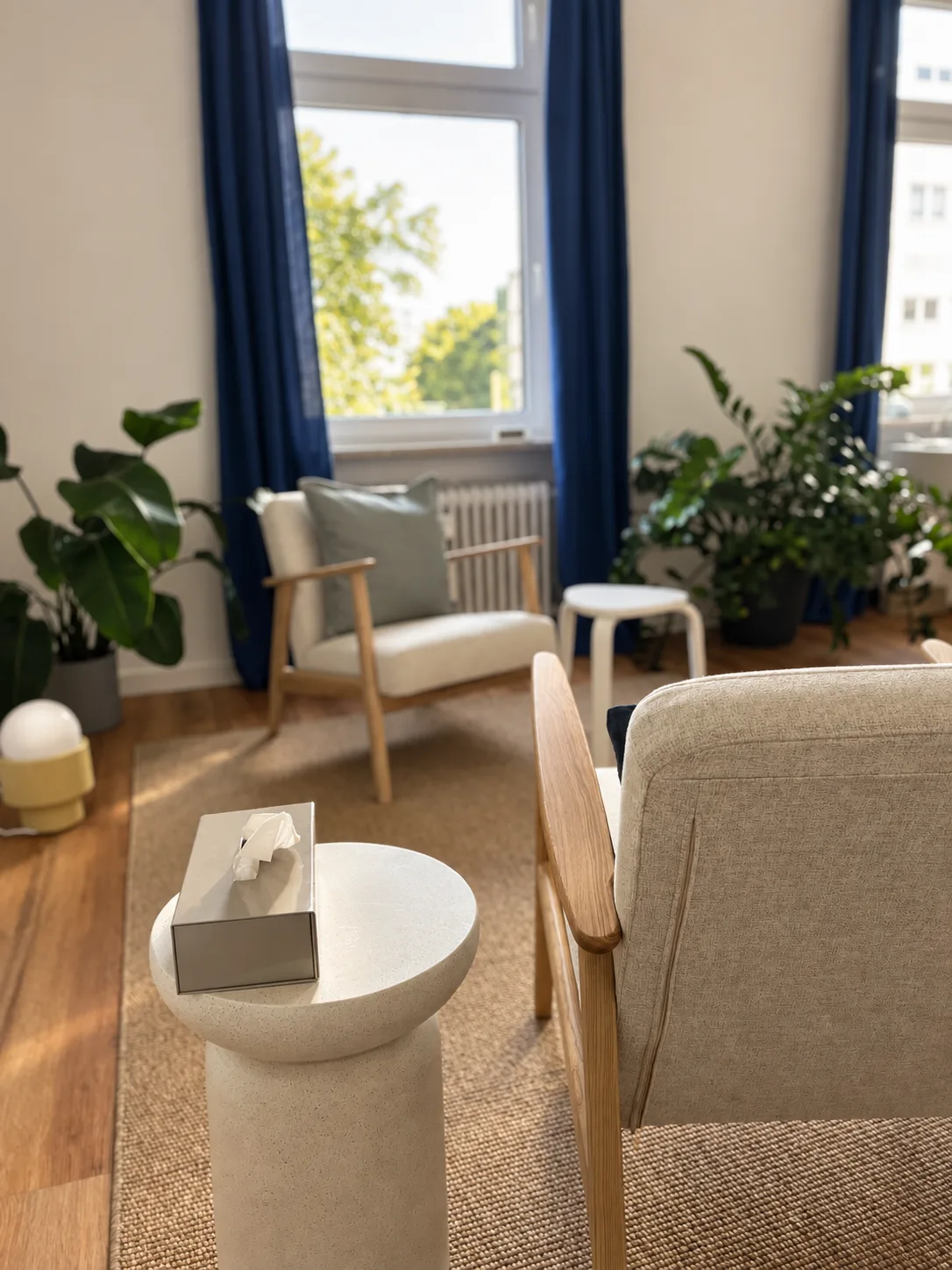 Gesprächsplatz mit Sessel am Fenster