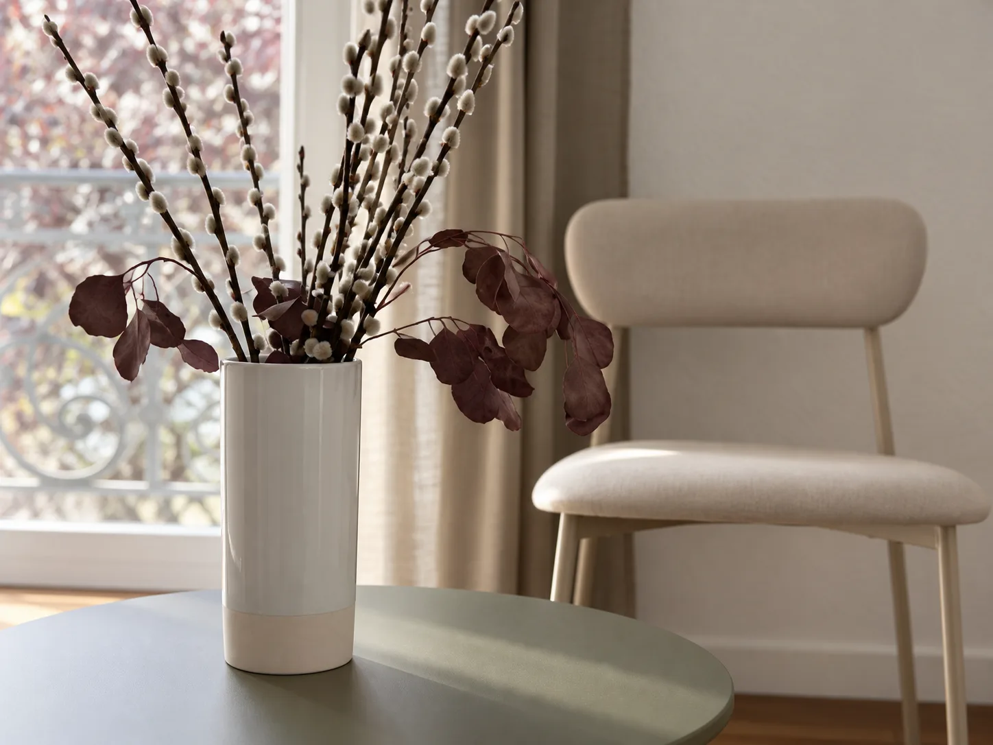 Vase mit Zweigen im Warteraum