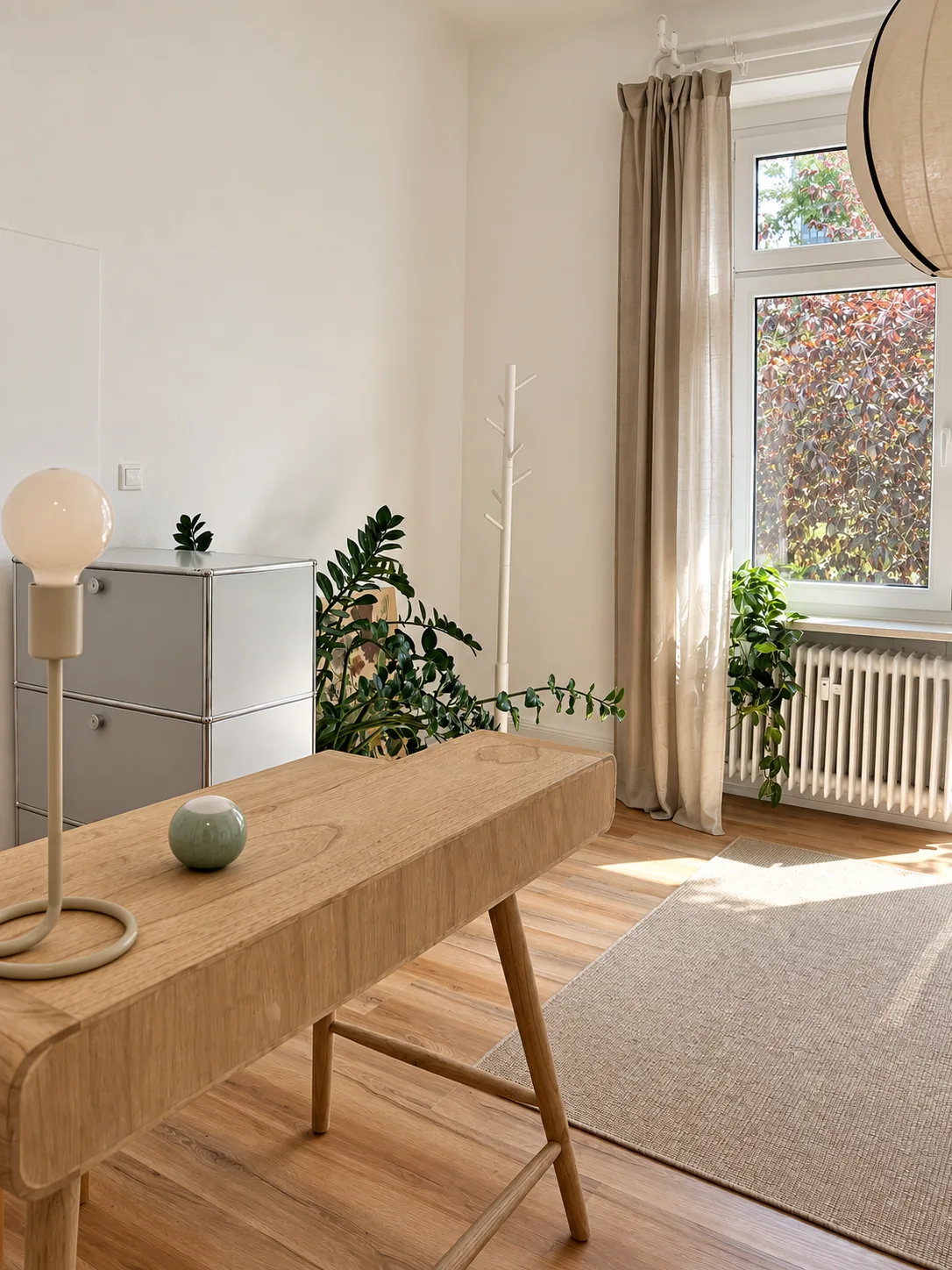Empfang der Praxis mit Holzschreibtisch und Pflanzen