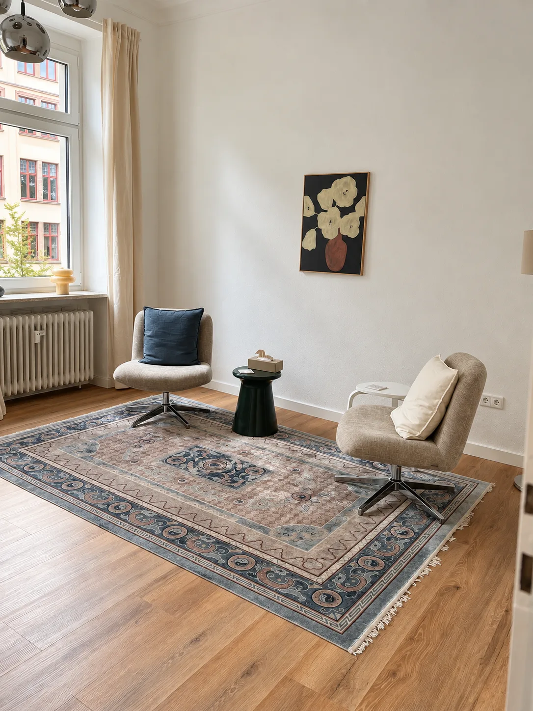 Heller Therapieraum mit zwei Sesseln, Teppich und Stehlampe