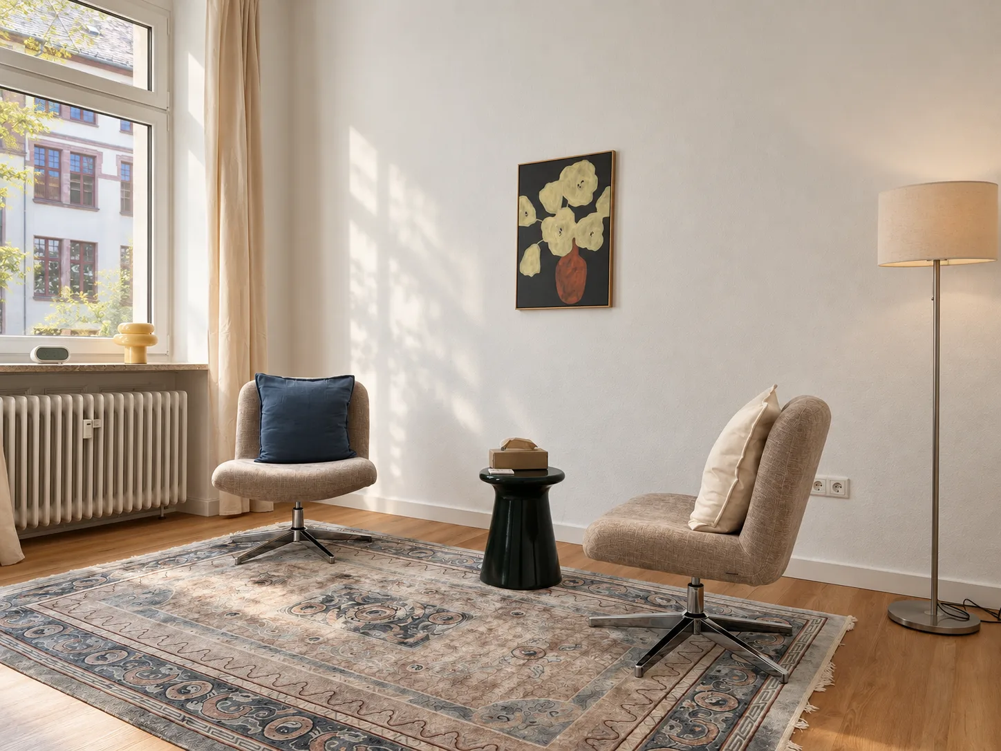 Therapieraum mit Sesseln, Teppich und Bild an der Wand